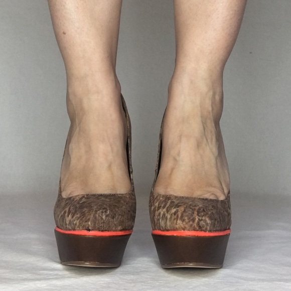 NEW Size 7 Brown corkscrew heels w/ Orange stripe - Picture 2 of 10